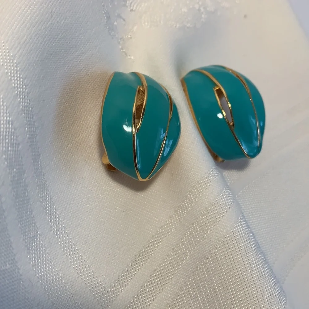 AVON Clip Earrings Enamel Turquoise Teal Gold Tone Swirl 1 1/2” Wavy Beachy EUC